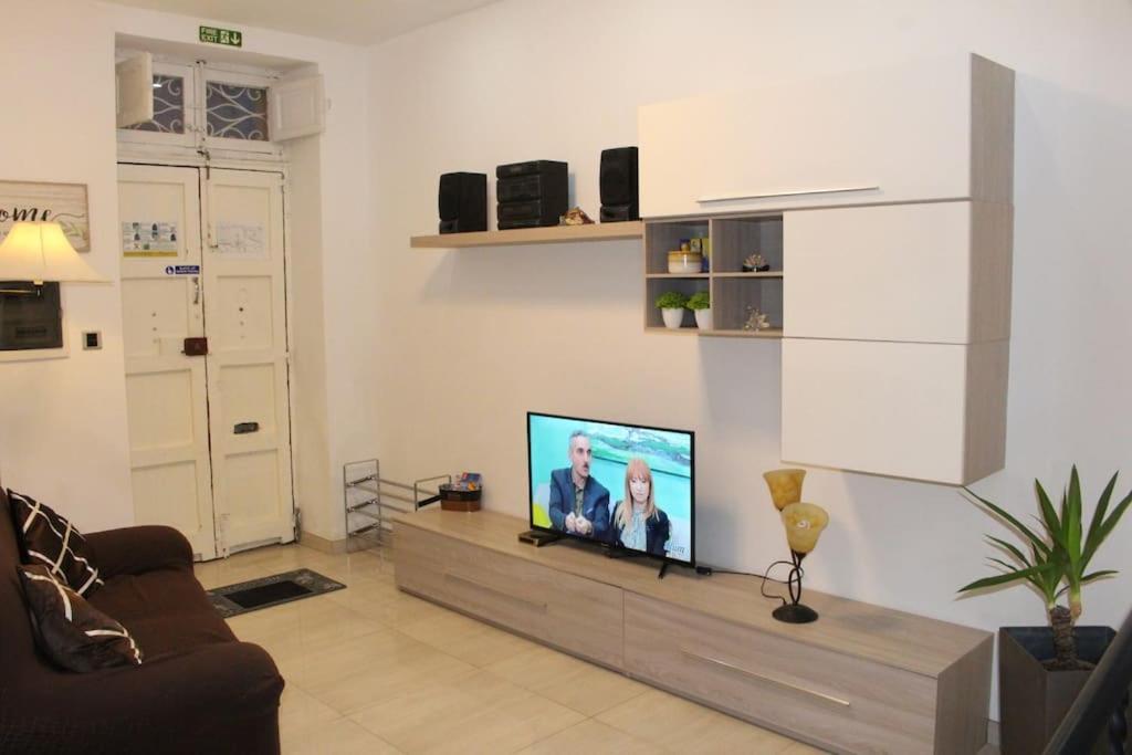 Cheerful 3 Bedroom Town House With Garage Free Parking Inside Or Outside With Back Yard And Roof Holiday home *