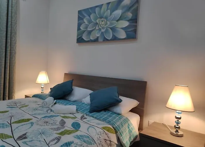 Cheerful 3 Bedroom Town House With Garage Free Parking Inside Or Outside With Back Yard And Roof