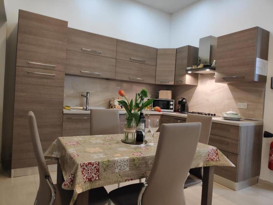 Cheerful 3 Bedroom Town House With Garage Free Parking Inside Or Outside With Back Yard And Roof Sliema