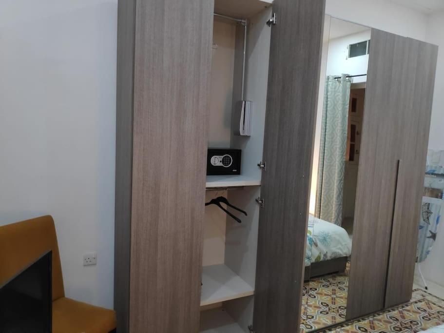 Cheerful 3 Bedroom Town House With Garage Free Parking Inside Or Outside With Back Yard And Roof Vakantiehuis *