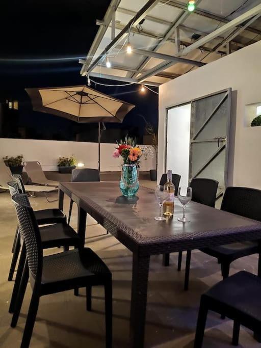Vakantiehuis Cheerful 3 Bedroom Town House With Garage Free Parking Inside Or Outside With Back Yard And Roof