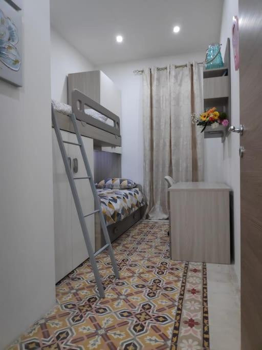 Cheerful 3 Bedroom Town House With Garage Free Parking Inside Or Outside With Back Yard And Roof