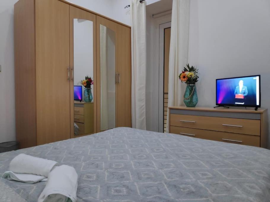Cheerful 3 Bedroom Town House With Garage Free Parking Inside Or Outside With Back Yard And Roof