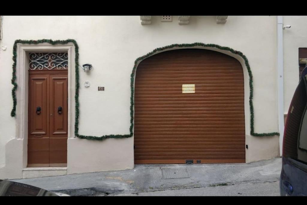 Vakantiehuis Cheerful 3 Bedroom Town House With Garage Free Parking Inside Or Outside With Back Yard And Roof *